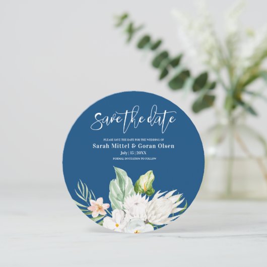 Classic Blue Floral Save the Date Runde Einladung (Stehend Vorderseite)
