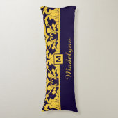 Classic Blue Gold Damask Monogram Seitenschläferkissen (Vorderseite Vertikal)