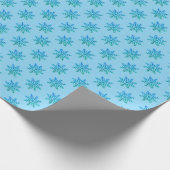 Classic Blue Green Snowflake Pattern on Blue Geschenkpapier (Ecke)