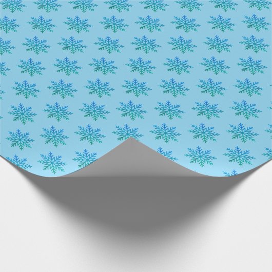Classic Blue Green Snowflake Pattern on Blue Geschenkpapier (Ecke)
