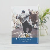 Classic Blue Modern Trendy Abschluss Einladung (Stehend Vorderseite)