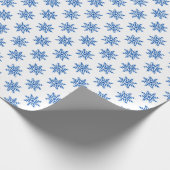 Classic Blue Snowflake Pattern on White Geschenkpapier (Ecke)