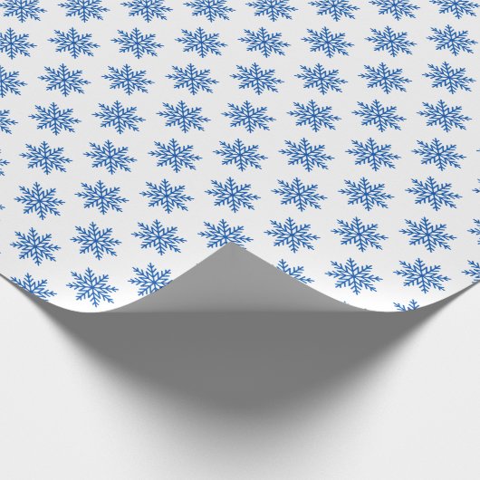 Classic Blue Snowflake Pattern on White Geschenkpapier (Ecke)