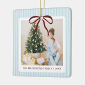 Classic Blue Stripes Red Bow Christmas Keramikornament (Links)