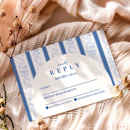 Classic Blue Toile Graduation Party RSVP Karte