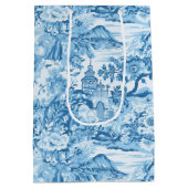 Classic Blue Toile Landschaft Mittlere Geschenktüte (Rückseite)