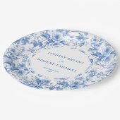 Classic blue toile roses wedding reception table pappteller (Schrägansicht)