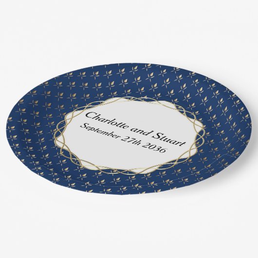 Classic Blue und Gold Wedding Pappteller (Schrägansicht)