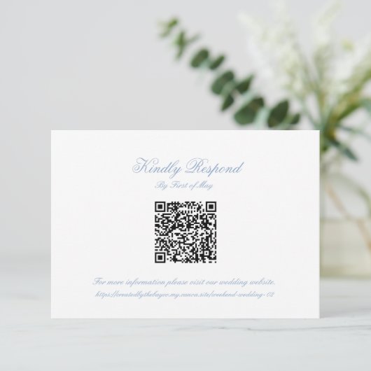 Classic Blue Wedding Monogram Crest QR RSVP Card Karte (Stehend Vorderseite)