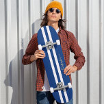 Classic Blue White Gold Monogram Racing Stripes Skateboard<br><div class="desc">Erstellen Sie Ihre eigenen, personalisierten, klassischen Marinebrastreifen, coole, stilvolle, elegante Imitate goldene Typografie-Skript, beste Qualität harten Rock-Ahorn-Wettkampfdeck. Zum Anpassen geben Sie einfach Ihren Namen / Monogramm / Initialen ein. Während Sie hinzufügen / Design, werden Sie in der Lage sein, eine Vorschau auf Ihre Erstellung zu sehen, während der gesamten. Ein...</div>