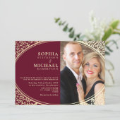 Classic Burgund und Gold Foto Wedding Einladung (Stehend Vorderseite)