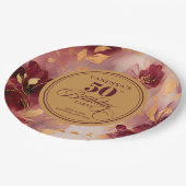 Classic Burgundy Blush Gold Blume 50. Geburtstag Pappteller (Schrägansicht)