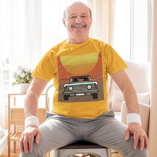 Classic Car Driving Off in Sunset personalisieren T-Shirt