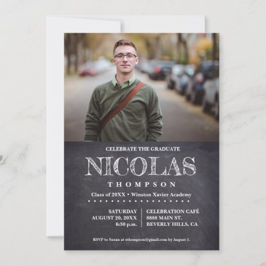 Classic Chalkboard Male feiert den Graduate Einladung (Vorderseite)