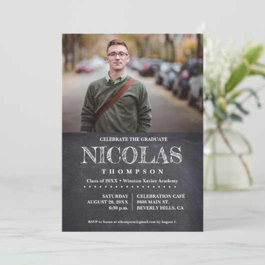 Classic Chalkboard Male feiert den Graduate Einladung (Stehend Vorderseite)