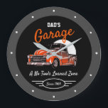 Classic Chevy Truck Garage Vater, jeder Name Schwa Große Wanduhr<br><div class="desc">Vaters oder jede Namensgarage mit 50er Chevy auf schwarzem Hintergrund mit orangefarbenem Drehbuch und grauem Rand. Verwenden Sie einfach die Option Vorlage personalisieren,  um den Text zu ändern. Die sonnige Slogan-Typografie mit jedem Datum. Wählen Sie einfach die Farbe und Größe der Hand aus.</div>