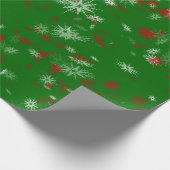 Classic Christmas Green Burgundy White Snowflakes Geschenkpapier (Ecke)