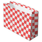 Classic coral red checkerboard große geschenktüte (Rückseite Schrägansicht)