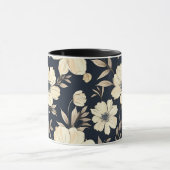 Classic Cream Flowers On Dark Navy Blue Background Tasse (Zentrum)