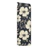Classic Cream Flowers On Dark Navy Blue Background Thermosbecher (Nach rechts gedreht)