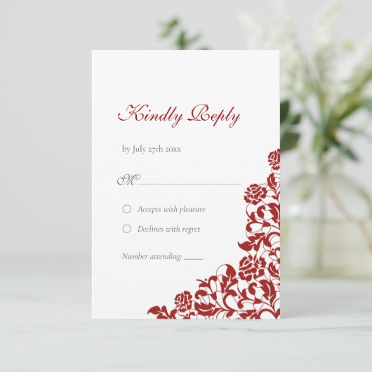 Classic Crimson Rote Rose Rose Lace Wedding RSVP Karte (Stehend Vorderseite)