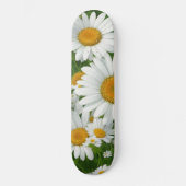 Classic daisy pattern white floral fields greenery skateboard (Vorderseite)