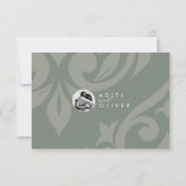 Classic Damask Earthy Olive Foto Wedding RSVP Karte (Rückseite)