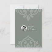 Classic Damask Earthy Sage Foto Wedding RSVP (Rückseite)