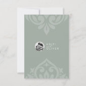 Classic Damask Pale Olive Foto Wedding RSVP (Rückseite)