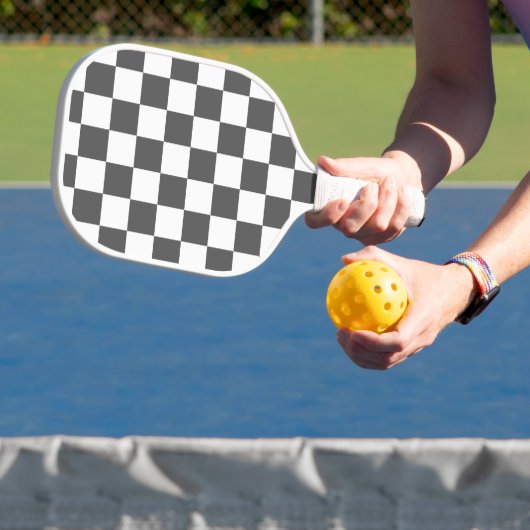 Classic dark grey checkerboard pickleball schläger (InSitu)