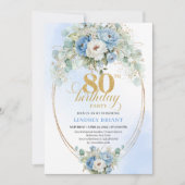 Classic Dusty Blue Floral Greenery 80th Birthday Einladung (Vorderseite)