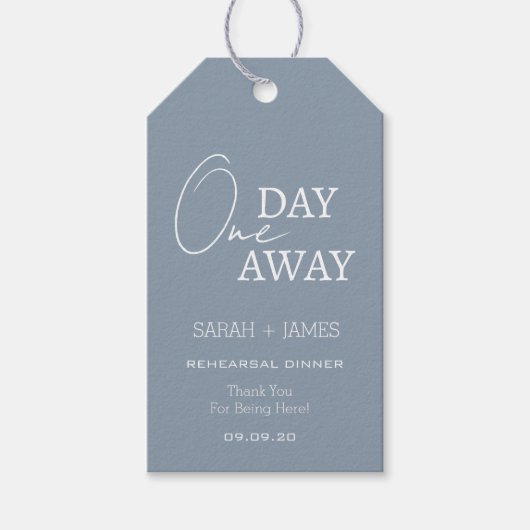 Classic Dusty Blue One Day Away Probe Dinner Geschenkanhänger (Vorderseite)