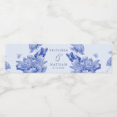 Classic Dusty Blue und White Floral Wedding Wasserflaschenetikett (Einzelnes Label)