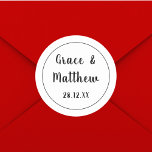 Classic Elegant Black and White Wedding Minimalist Runder Aufkleber<br><div class="desc">Die Einführung unseres Minimalistischen klassischen, klassischen, eleganten Schwarz-Weiß-Aufklebers für Hochzeiten. Dieser Aufkleber ist perfekt geeignet, um Ihre Hochzeitsarbeit, Lieblinge oder Dekorationen mit einer Touch von Eleganz zu versehen. Das zeitlose Schwarz-Weiß-Design mit minimalistischer Eleganz. Personalisieren Sie es mit Ihren Namen und Hochzeitsdatum für eine maßgeschneiderte Touch. Diese Aufkleber eignen sich ideal...</div>