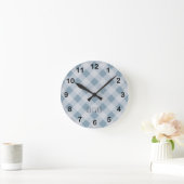 Classic Elegant Blue Gingham Plaid & Custom Name  Runde Wanduhr (Zuhause)
