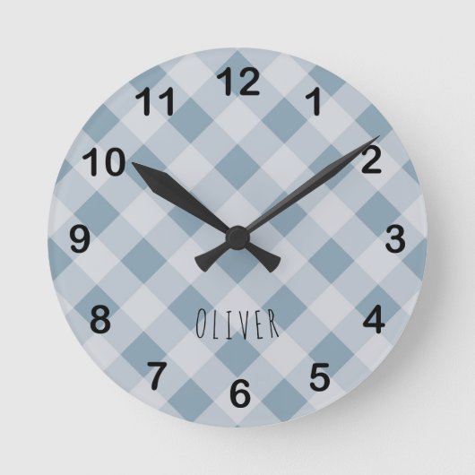 Classic Elegant Blue Gingham Plaid & Custom Name  Runde Wanduhr (Vorderseite)