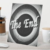 Classic End Credits - B&W Sockelschild (In Situ)