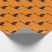 Classic Flying Witz auf Broom Black und Orange Geschenkpapier (Ecke)