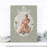 Classic Frame Neutral Green Seaon's Grußspiel-Foto Feiertagskarte<br><div class="desc">Die Weihnachtsfeier in neutraler Farbe | Die Urlaubskarte verfügt über einen Vintagen Rahmen mit Foto. Für eine weiter gehende Anpassung dieses Designs klicken Sie bitte auf den BUTTON BLAU DESIGN TOOL oben!</div>