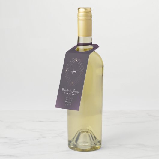 Classic Gold Deko Lila Calligraphy Monogram Flaschenanhänger (Angewinkelt)