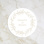 Classic Gold Greenerity Wedding Runder Pappuntersetzer<br><div class="desc">Das Classic Gold Greenery Wedding Round Paper Untersetzer Design - sorgfältig entworfen, um eine moderne romantische Ästhetik zu verkörpern. Eine klassische Mischung aus weißem Hintergrund und zarten goldenen Blätter ergänzt durch ein einfaches Kalligraphieskript in Verbindung mit einem dezenten Serifen-Schriftart. Das Ergebnis ist ein perfekt gepflegtes Ambiente für Ihre Hochzeit, wobei...</div>