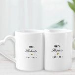 Classic Gold Heart Mr. und Mrs. Newlywed Gift Liebestassen<br><div class="desc">Tasse Set für die Neuvermählten mit klassisch moderner Typografie und Goldherz.</div>