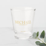 Classic Gold Personalisiert Trauzeugen Schnapsglas<br><div class="desc">Klassischer Personalisierter Trauzeugen Shot Glass mit dem Namen des personalisierten Trauzeugen mit dem Titel und dem Hochzeitstag im klassischen Serif Schriftart Stil. Auch perfekt für Trauzeuge, Vater der Braut und mehr. Bitte beachten Sie: Die Details der Folie werden im Kunstwerk simuliert. Bei der Herstellung dieses Produktes wird keine Folie verwendet....</div>