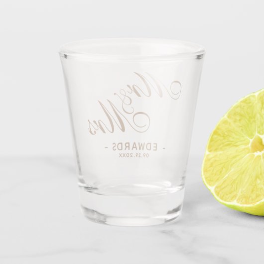 Classic Gold Script Mr. und Mrs. Wedding Souvenir Schnapsglas (Rückseite)