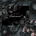 Classic Gothic Black Bridesmaid Vorschlag Card Einladung<br><div class="desc">Die zeitlose Faszination unseres klassisch-gotischen Black Bridesmaid Vorschlag Card Designs, in dem Eleganz und Eleganz auf das Ätherische treffen. Eine bezaubernde Touch dunkler Romantik, die mit faszinierenden botanischen Motiven geschmückt ist und schwarze Hintergründe mit üppigen Pionieren und zarten Rose aufweist, die eine stimmungsvolle Eleganz ausstrahlen, die perfekt für Ihren besonderen...</div>