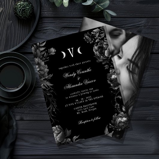Classic Gothic Black Moon Monogram Wedding Foto Einladung