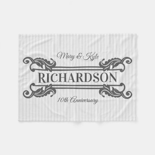 Classic Gray Acanthus Leaf Monogram Eleganter Stre Fleecedecke (Vorderseite (Horizontal))