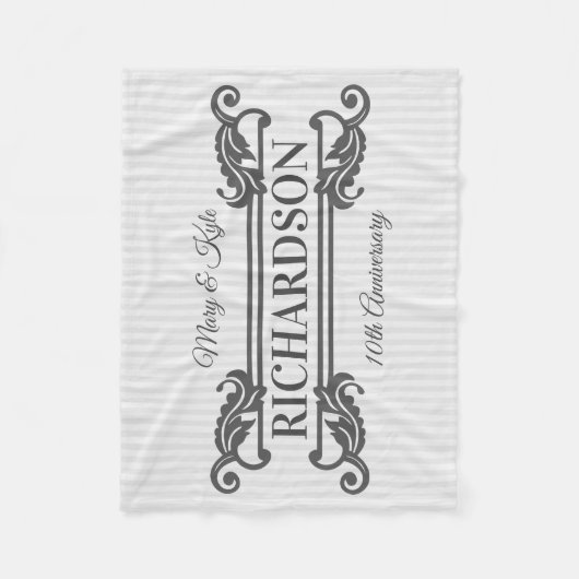 Classic Gray Acanthus Leaf Monogram Eleganter Stre Fleecedecke (Vorderseite)