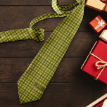 Classic Green Gingham Kariert Add Initial Christma Krawatte<br><div class="desc">Dieses hübsche,  klassische Design besticht durch einen handgezeichneten Gingham-Karo für dieses gemütliche,  traditionelle Gefühl mit einem Hauch von Laune. Originelle Kunst von Malissa Melrose. Fügen Sie Initialen hinzu,  um sie zu personalisieren.</div>