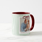 Classic Green Stripes Red Bow Christmas Tasse (VorderseiteRechts)